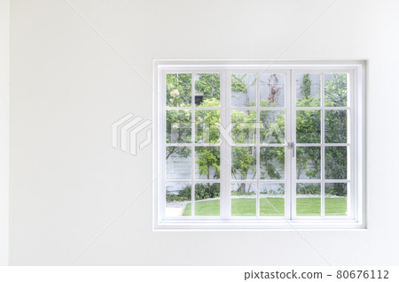 面向花園的白色窗框窗戶 80676112