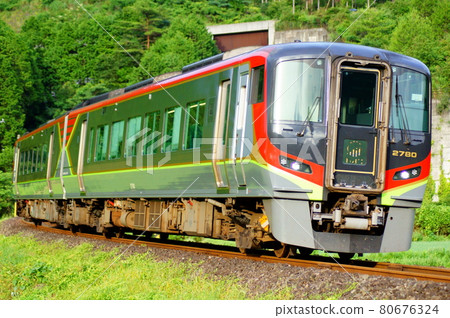 2700系列特急足折，爬上25‰Kureizaka進入影野站 80676324