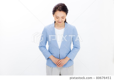 女員工鞠躬 80676451