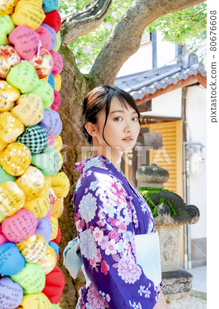 A woman sightseeing in Kyoto in a yukata A woman sightseeing in Kyoto in a yukata 80676608