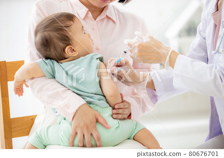 給寶寶接種疫苗 80676701