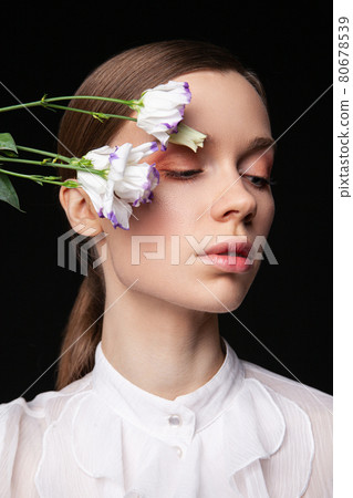 Elegant young female model with delicate flowers Elegant young female model with delicate flowers 80678539