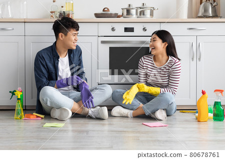 Beautiful asian couple getting ready for cleaning kitchen 80678761