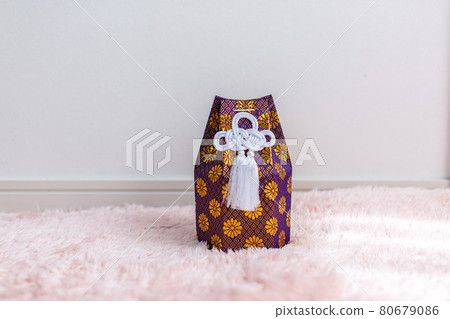 The remains of a dog, a funeral urn, a bone The remains of a dog, a funeral urn, a bone 80679086