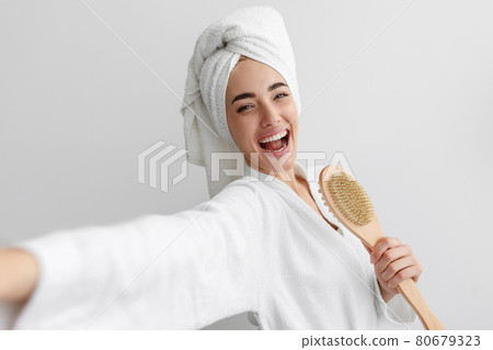 Great mood in morning, positive facial expression, routine procedures, video and selfie, superstar Great mood in morning, positive facial expression, routine procedures, video and selfie, superstar 80679323