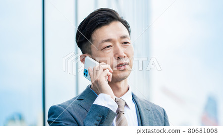 商人在智慧型手機上交談 80681008