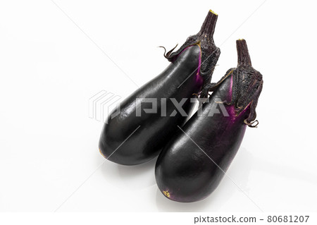 白色背景茄子 80681207