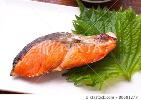 Grilled fish of salmon salmon 80681277