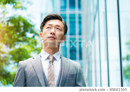 A businessman with a stressed look 80681305