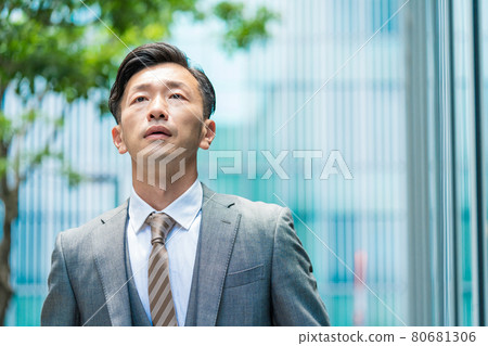 A businessman with a stressed look 80681306