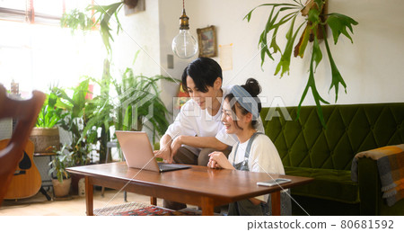 夫婦 情侶 情人 80681592