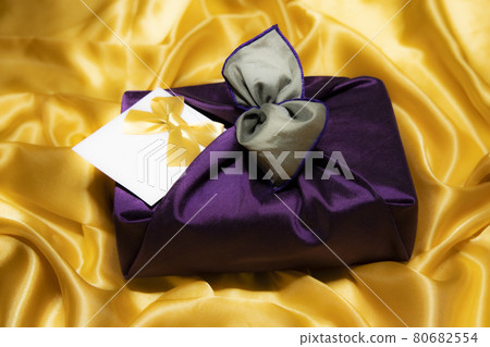 Holiday gift wrapping 80682554