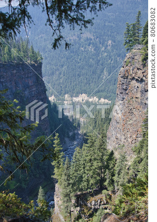 加拿大不列顛哥倫比亞省 Spa 小屋瀑布 Wells Grey 附近的山谷 80683082