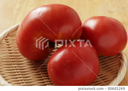 Badly shaped tomatoes 80685269