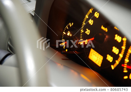 At the timing of the mileage of 200,000 km, the pointer of the fuel gauge indicates the vicinity of empty and the remaining amount warning light is lit. 80685743