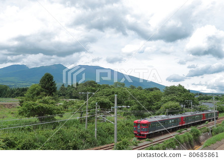 輕井澤高原上悠閒行駛的信濃鐵道115系_2021年7月10日拍攝 80685861