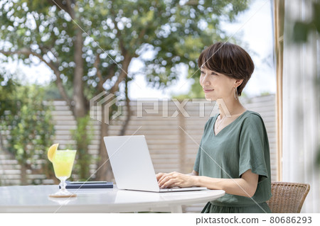 女性工作遠程工作前往筆記本電腦的圖像 80686293