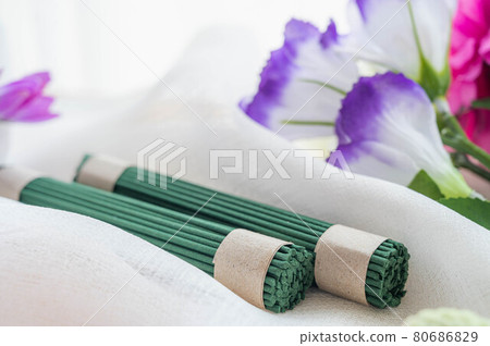香燭和鮮花 80686829