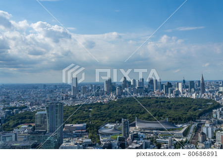 [Urban landscape] Buildings in Shinjuku in the summer sky 80686891