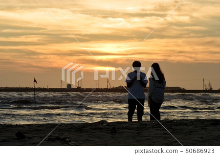 Couple silhouette dusk sea Couple silhouette dusk sea 80686923