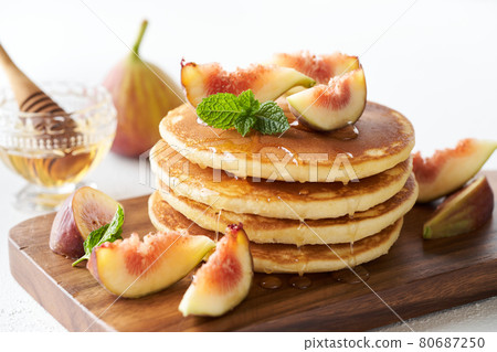 Hot cake topped with figs Hot cake topped with figs 80687250