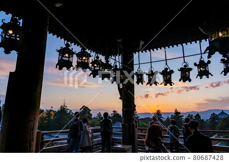 人們在奈良縣東大寺以除水而聞名的二月堂舞台上觀看美麗的夜景 80687428