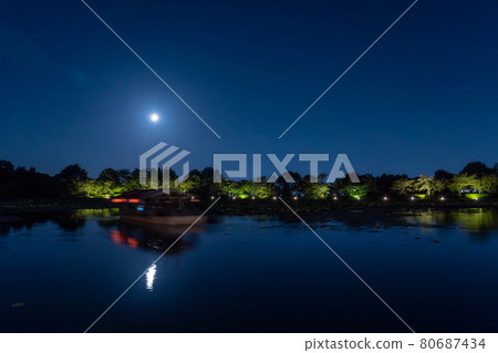 京都府京都市大覺寺賞月之夜,漂浮在大澤池的龍都刺身船遊船 京都府京都市大覺寺賞月之夜,漂浮在大澤池的龍都刺身船遊船 80687434