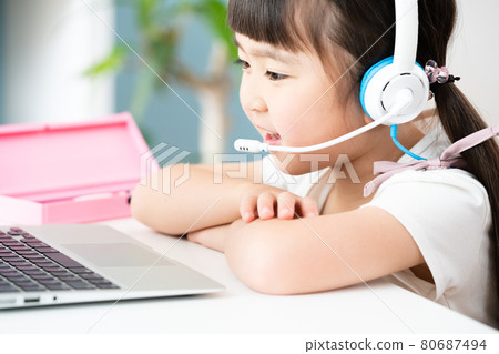 Children learning online Children learning online 80687494