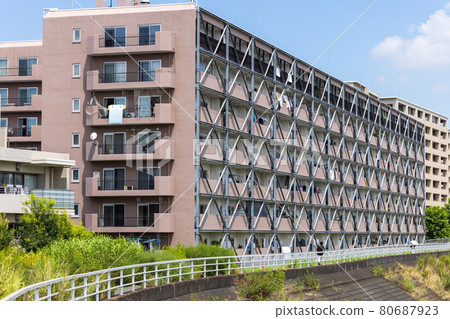 Apartment house with earthquake resistance measures 80687923