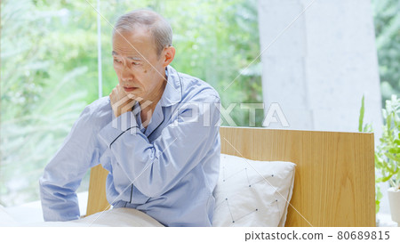 肩膀酸痛的老人 肩膀酸痛的老人 80689815