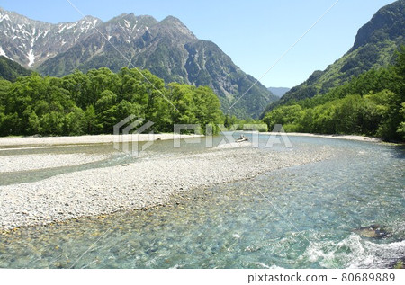 Shinshu Kamikochi, Azusa River surrounded by fresh spring greenery, Hotaka mountain range and Mt. Myojindake in the background 80689889