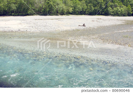 Azusa River, which flows purely in the fresh green of spring in Kamikochi, Shinshu Azusa River, which flows purely in the fresh green of spring in Kamikochi, Shinshu 80690046