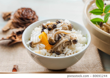 用煲煮蘑菇飯 用煲煮蘑菇飯 80691244