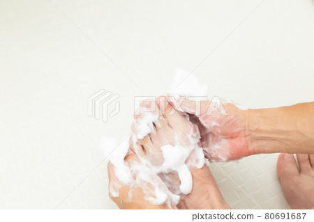 男人洗腳 80691687