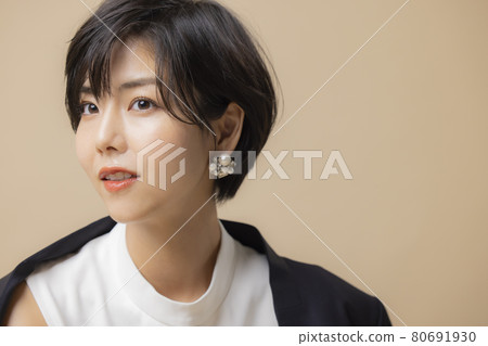 Short-haired woman beige Short-haired woman beige 80691930