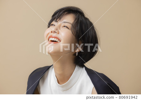 短髮女人米色 80691942