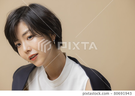 短髮女人米色 80691943