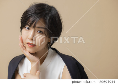 短髮女人米色 短髮女人米色 80691944