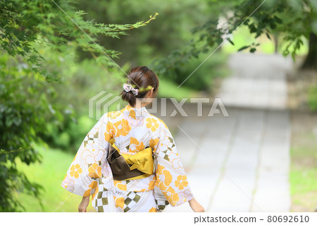 一個穿著浴衣的女人在溫泉小鎮 80692610