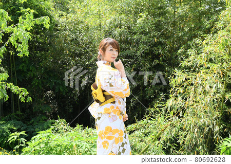 一個穿著浴衣的女人在溫泉小鎮 80692628