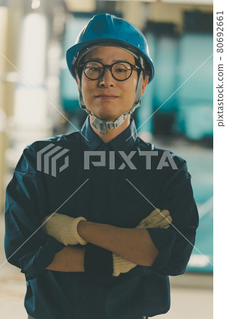 Factory worker 80692661