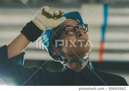 Factory worker 80692662