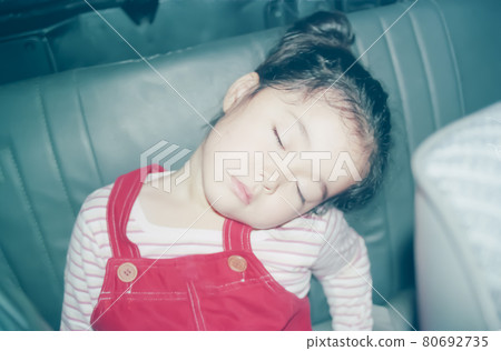 在車裡打盹的女孩（昭和、平成） 80692735