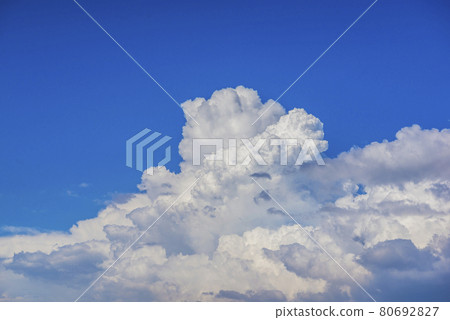 Blue sky, blue clouds, clear sky, blue sky and white clouds, sunny sky, refreshing 80692827