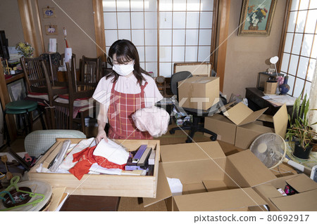 打掃衛生的女工 打掃衛生的女工 80692917