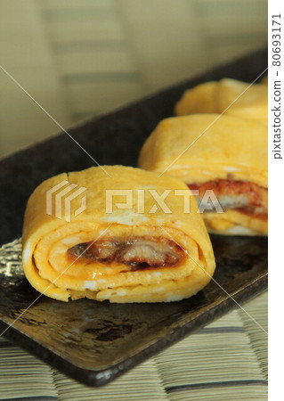 A roll 80693171