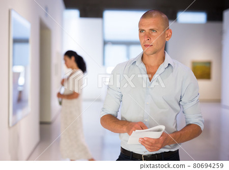 Adult man in gallery 80694259