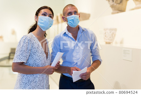 Man and woman in museum 80694524