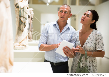 Man and woman in museum 80694576