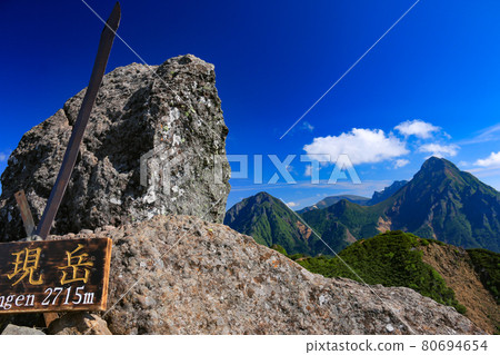 南八岳宮玄嶽山頂和赤岳遠景 80694654